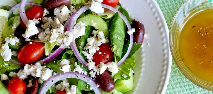 Греческий салат: ингредиенты, история, интересные факты Греческий салат как резать перец