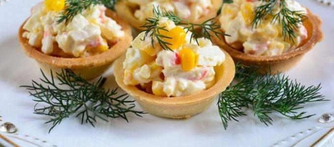 Тарталетки с крабовыми палочками и яйцом – простая и любимая закуска со вкусом праздника